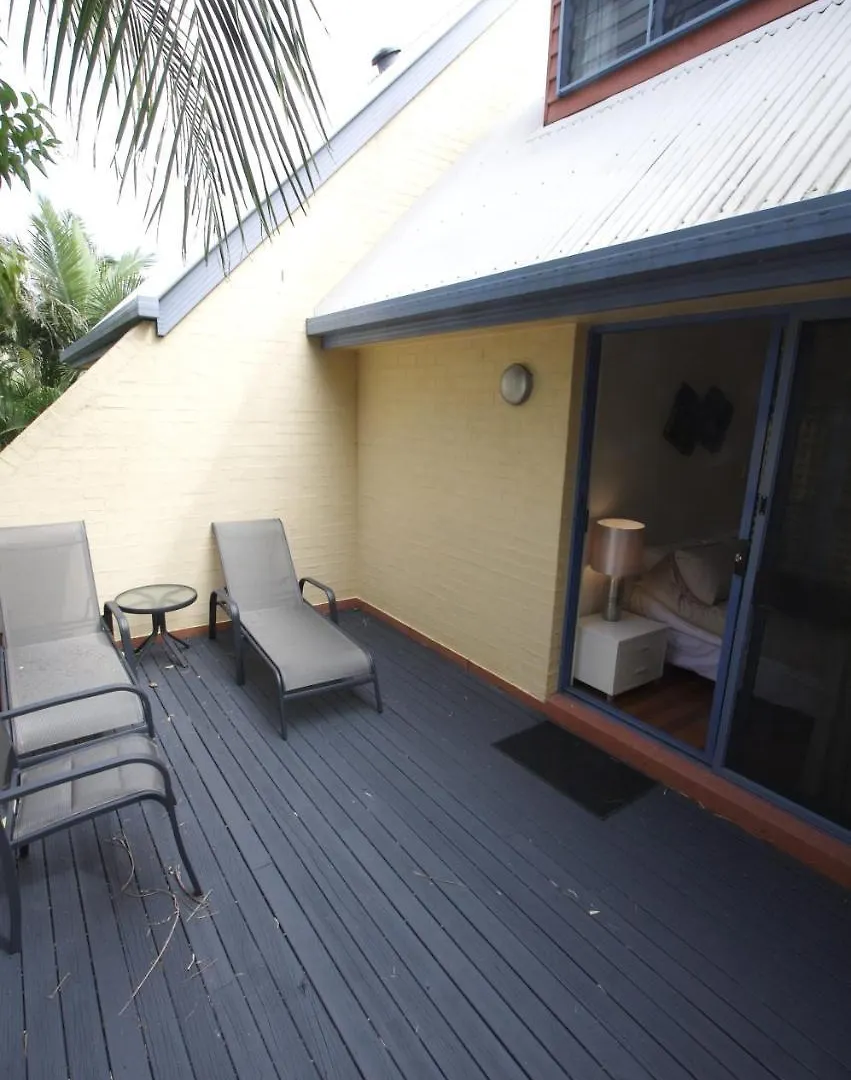 Byron Bay Accom Unit 3 41 Childe Street - Belongil Beach Apartment Byron Bay